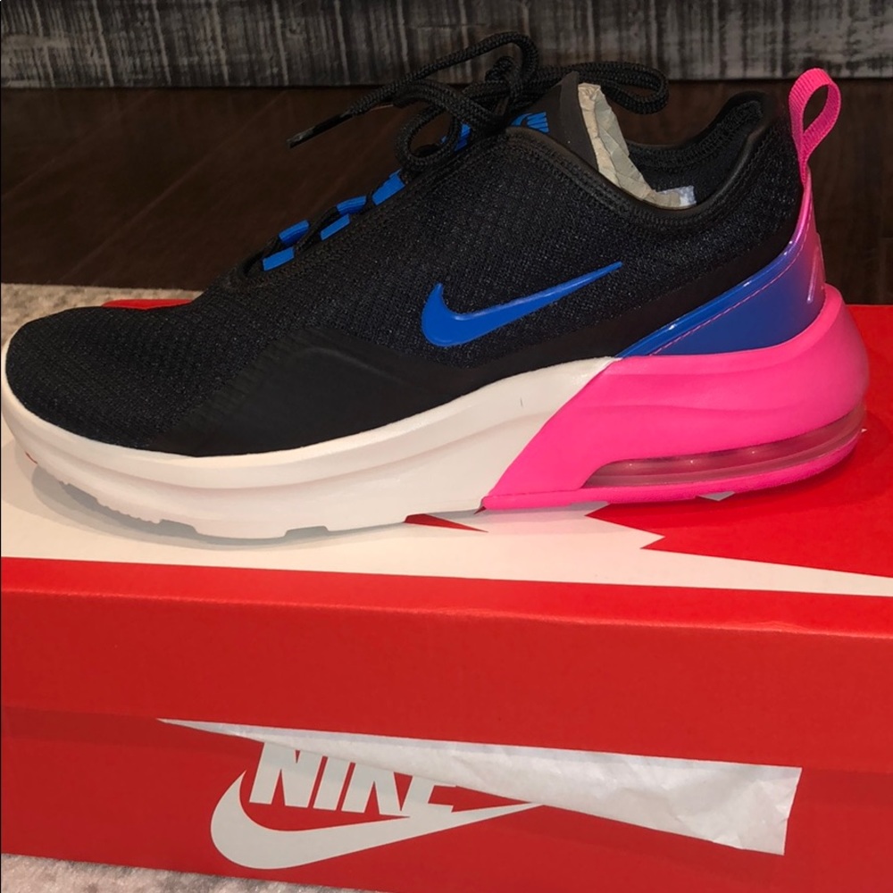 NWT NIKE AIR MAX MOTION 2